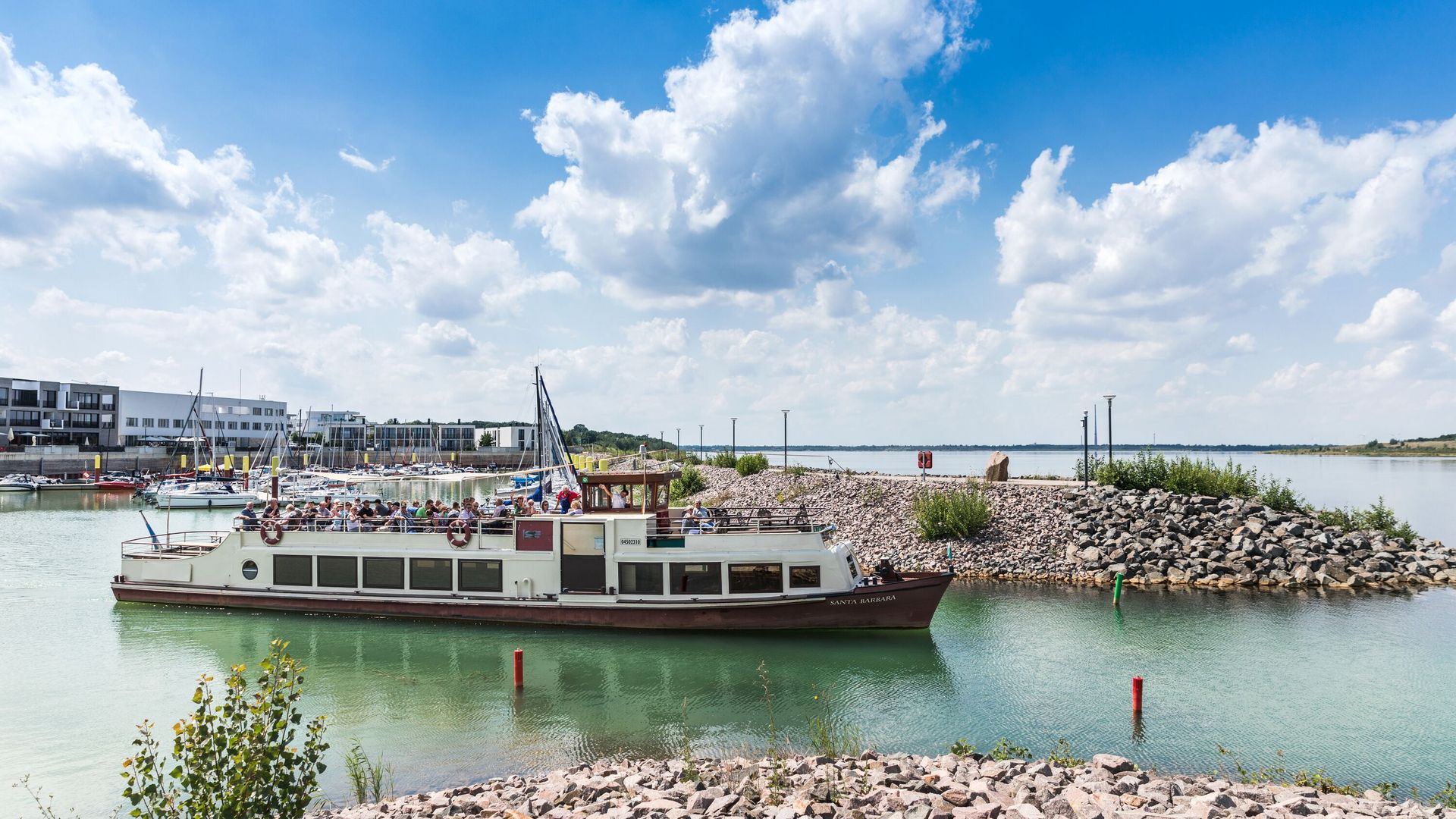 Blick auf die MS SANTA BARBARA auf den Zwenkauer See, die gerade den Hafen verlässt