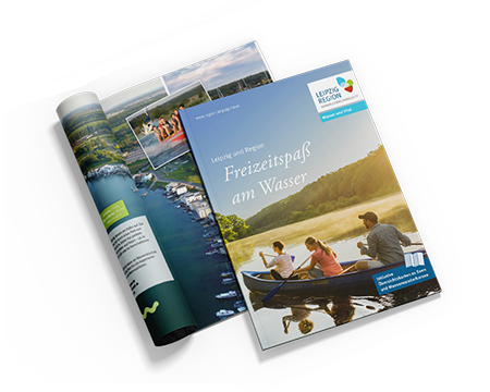 Auf dem Cover der Broschüre sind drei Personen in einem Kayak zu sehen.
