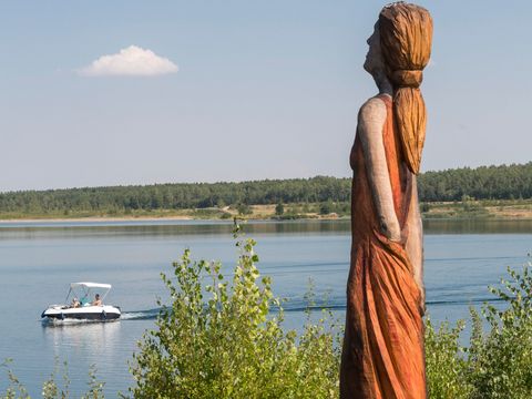 Frauenstatue mit Blick gerichtet auf den Zwenkauer See, Neuseenland, Leipzig, Region, Kunst, Aussichtspunkt, Sehenswürdigkeit