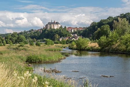 Bei Leisnig erhebt sich auf einem Felsvorsprung die imposante Burg Mildenstein mit ihrem runden Bergfried über der Mulde.