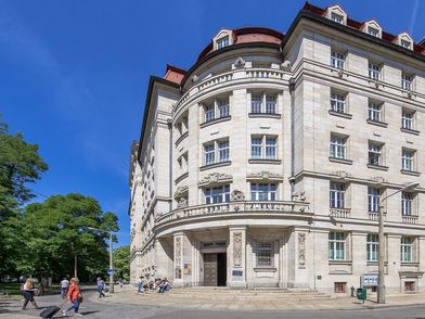 Das historische Gebäude "Runde Ecke" in Leipzig bei freundlichem Wetter fotografiert.
