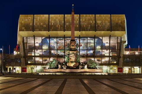 Ein Blick auf die Fassade des Gewandhaus Leipzig bei Nacht. Musikstadt, Sehenwürdigkeiten, Kultur