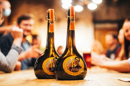 Die originale Gose-Flasche ist bauchig mit einem langen schmalen Flaschenhals.