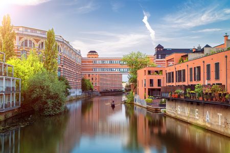 Die ehemaligen Buntgarnwerke liegen direkt am Wasser.
