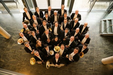 Die Musiker der Sächsischen Bläserphilharmonie mit ihren Instrumenten. 