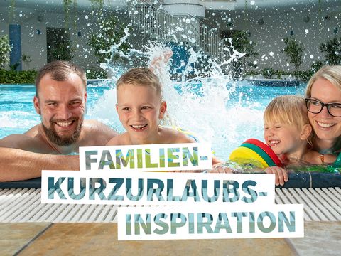Eine lachende Familie mit Kindern hat Spaß in einem Pool des Freizeitbad Riff, in dessen Resort Familien für einen Kurzurlaub auch übernachten können.