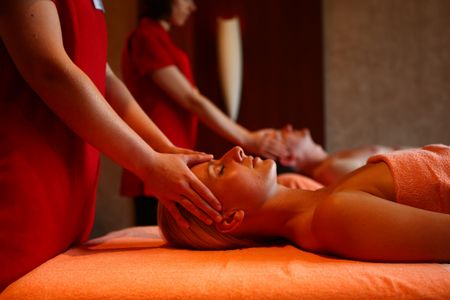 Zwei Personen bekommen eine Kopfmassage im HEIDE SPA Hotel & Resort in Bad Düben.