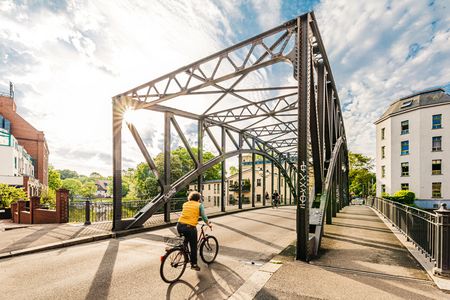 Ein Radfahrer fährt über die Leipziger Könneritzbrücke, die heute als technisches Denkmal unter Schutz steht.