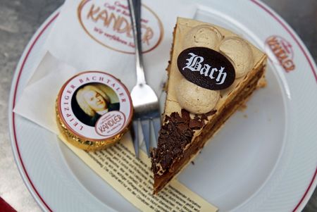 Neben einem Stück Bachtorte hat auf einem Teller auch noch ein Bachtaler Platz.