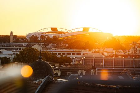 Direkt hinter dem Fußballstadion geht die Sonne unter.