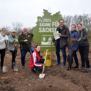 Foto von Teilnehmenden der Pflanzaktion "Gemeinsam zur Waldmeisterschaft".