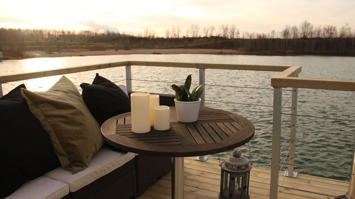 Von einer Terrasse mit gemütlicher Sitzbank aus blickt man direkt auf den Störmthaler See