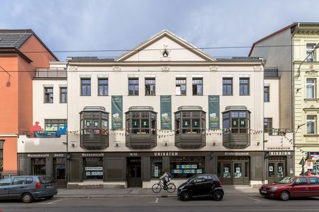 Die bunten Wimpel am UNIKATUM laden zu einem Besuch im Museum ein.