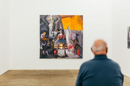 Ein Kunstwerk in der Spinnerei wird von einem Besucher betrachtet.