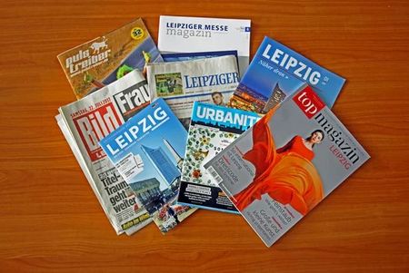 Mehrere Leipziger Printmedien auf einem Tisch