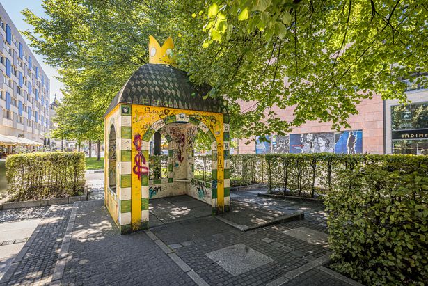 Der Spielplatz in der Reichsstraße besteht aus zwei Klettergerüsten und einem Trampolin.
