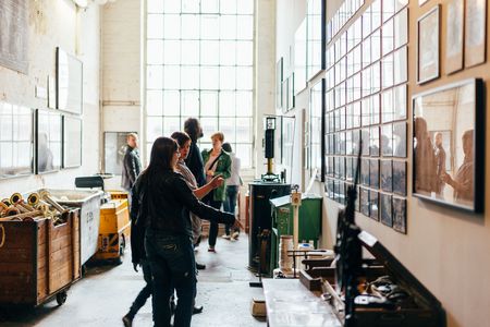 Interessierte Besucher entdecken die verschiedenen Ausstellungen in der alten Baumwollspinnerei.