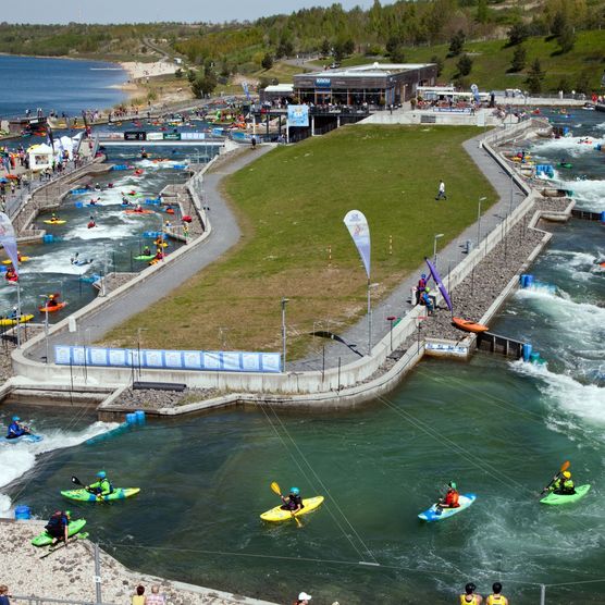 Das Bild zeigt die Wildwasser-Bahn des Kanuparks direkt am Markkleeberger See. 