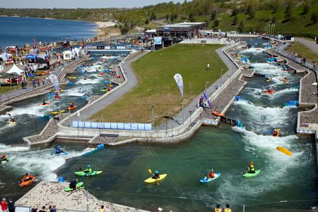 Das Bild zeigt die Wildwasser-Bahn des Kanuparks direkt am Markkleeberger See. 