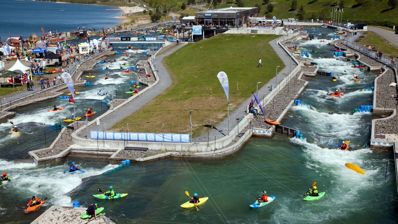 Das Bild zeigt die Wildwasser-Bahn des Kanuparks direkt am Markkleeberger See. 