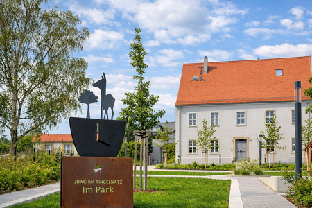 Foto der Skulptur "Im Park" im Garten des Ringelnatz-Geburtshaus in Wurzen