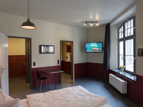 Blick in ein großes Familienzimmer mit Küche und Bad in den Aparion Apartments Leipzig, die für einen Kurzurlaub mit der Familie nach Leipzig gebucht werden können
