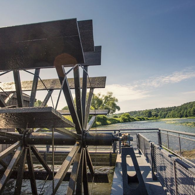 Das bild zeigt das gro9ße Wasserrad der Mühle