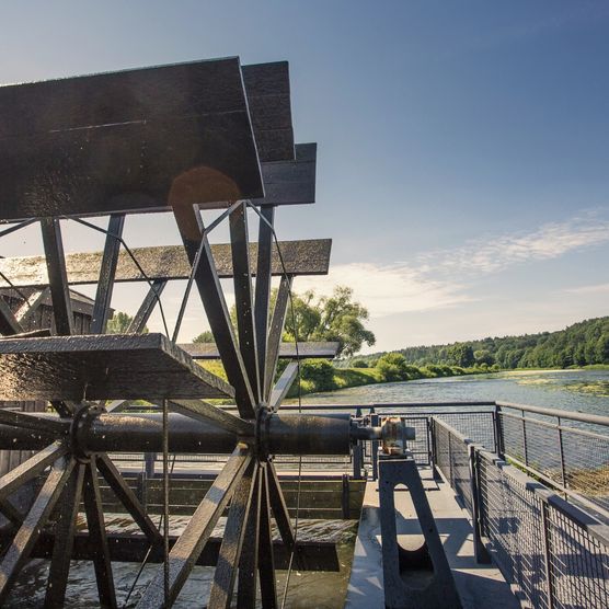 Das bild zeigt das gro9ße Wasserrad der Mühle