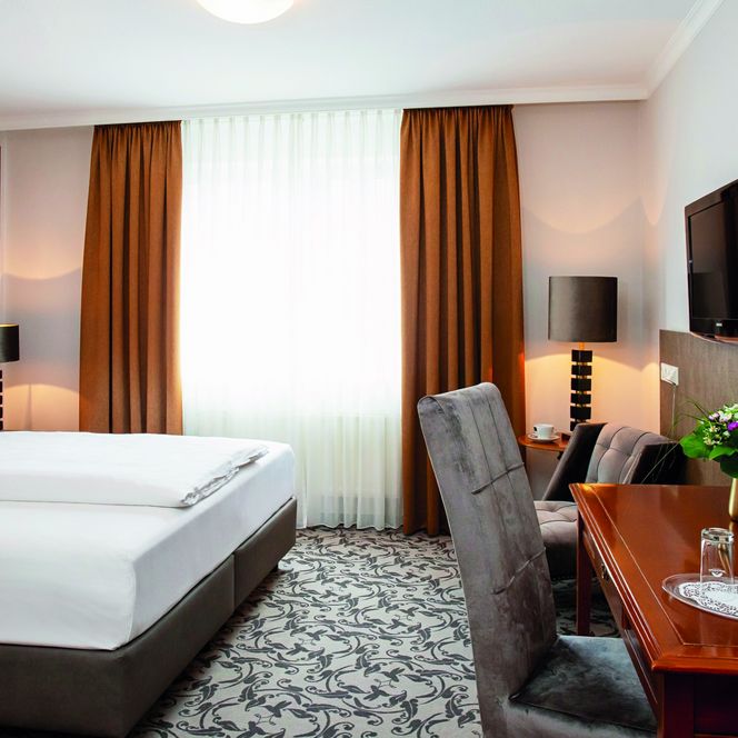 Das Bild zeigt ein modern und geschmackvoll eingerichtetes Schlafzimmer.