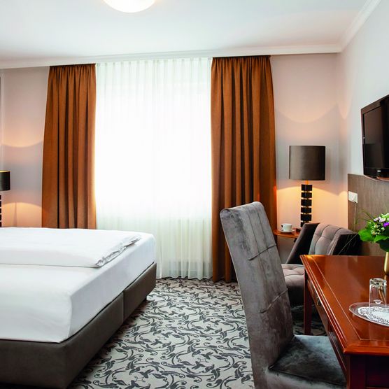 Das Bild zeigt ein modern und geschmackvoll eingerichtetes Schlafzimmer.