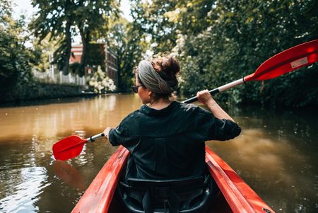 Paddlerin von hinten auf dem Kanal in der Wasserstadt Leipzig. 