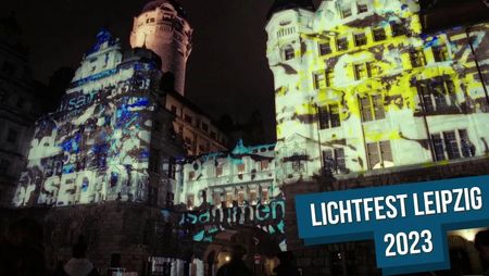 Das Gebäude des Neuen Rathauses wird zum Lichtfest Leipzig 2023 von Lichtprojektionen angestrahlt