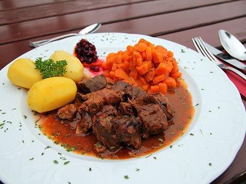 Hauptgang des "Wilden Porphyrlandmenüs" mit Wildgulasch