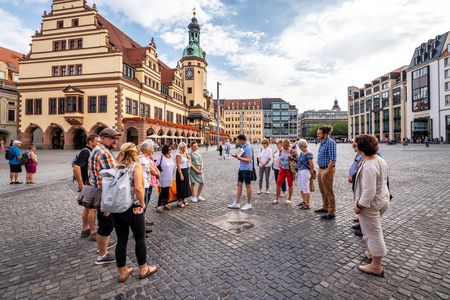 Eine Gästegruppe erfährt Interessantes über Leipzig.