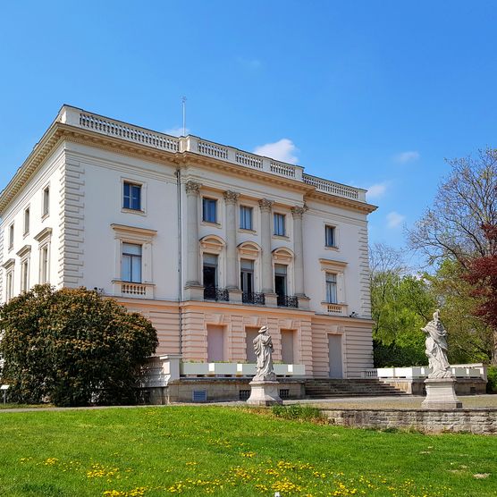 Weißes Haus im agra-Park Markkleeberg mit Wegen und neobarocke Terrassenfiguren, die nach dem Gebäude ausgerichtet sind, Leipzig, Region
