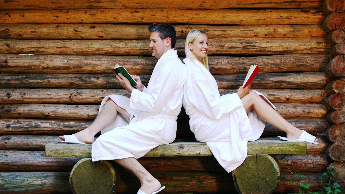 Frau und Mann im Saunabereich des HEIDE SPA Hotel & Resorts in Bad Düben