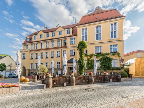 Das Bild zeigt das gelb gestrichene Rathaus von Taucha.