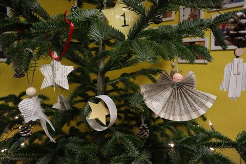 Lidé ze sociálních zařízení vyrábějí ozdoby na vánoční stromek v Eilenburgu