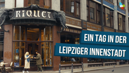 Ein Paar kommt aus dem Kaffeehaus Riquet heraus.