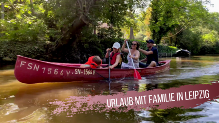 Familie im Kanu unterwegs auf Leipzigs Gewässern