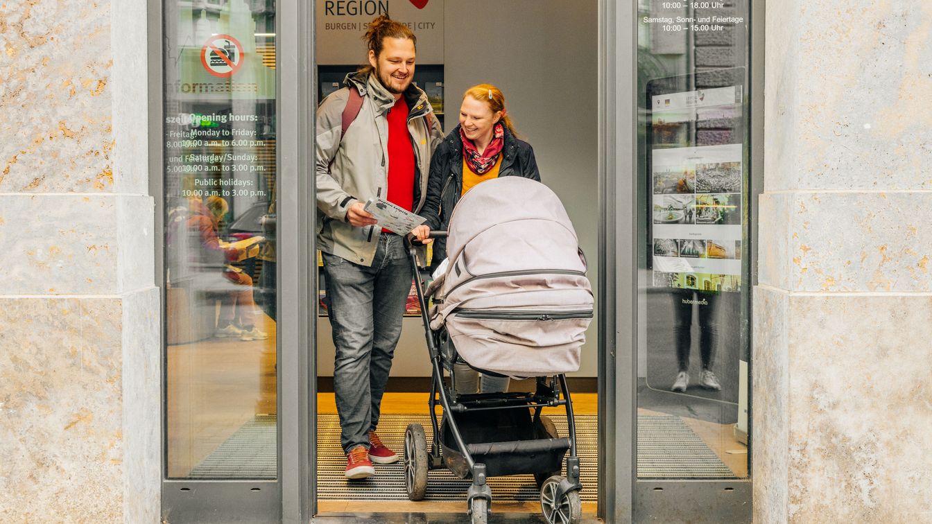 Auch mit Kinderwagen ist der Zugang zur Tourist-Information möglich.