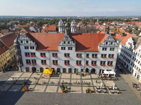 Blick von oben auf den Marktplatz und das Rathaus von Torgau, Leipzig, Region