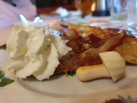 Auf dem Teller angerichtetes GeoGenuss-Menü