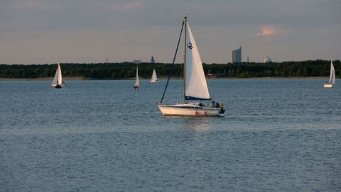 Segelboote auf dem Cospudener See im Leipziger Neuseenland. 