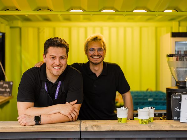 Das Team von Impegia serviert Kaffee am Leipzig Stand auf der IMEX für Tagung & Konferenz Leipzig Convention