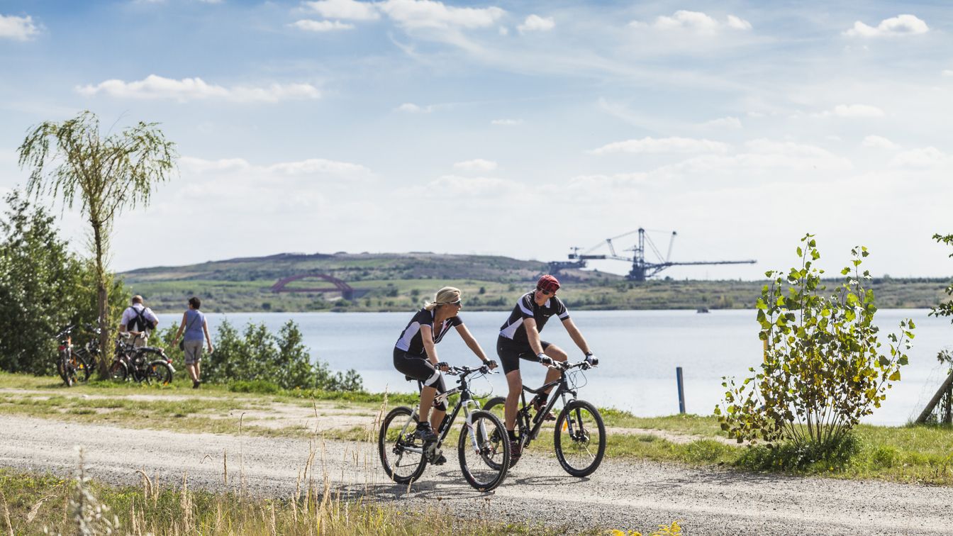 Zwei Fahrradfahrer machen eine Tour um den See.