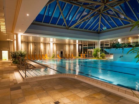 Beleuchtetes Schwimmbad im HEIDE SPA Hotel & Resort in Bad Düben.