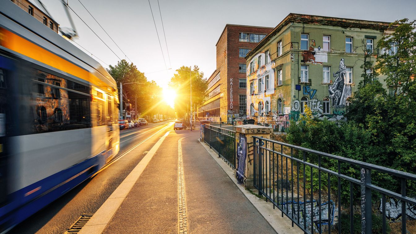 Eine Tram fährt über die König-Albert-Brücke im Stadtteil Plagwitz.