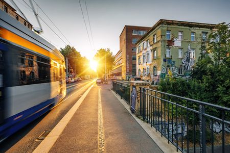 Eine Tram fährt über die König-Albert-Brücke im Stadtteil Plagwitz.