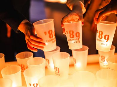Lichtfest Leipzig mit Kerzenpodest zur Feier der Friedlichen Revolution im Herbst 89 in Leipzig